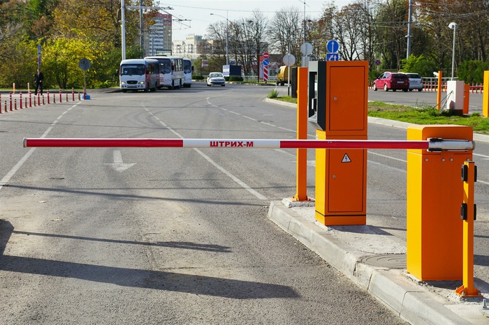 Недобросовестный водитель заблокировал выезд с парковки аэропорта Кольцово