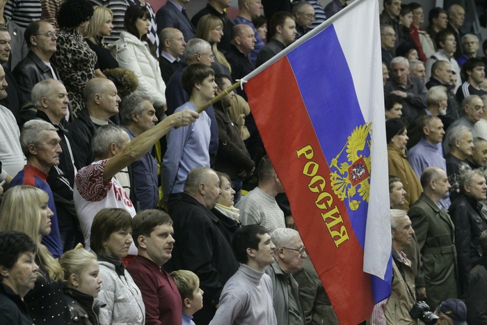 По факту уборки листвы флагом РФ в Волгограде возбудили уголовное дело
