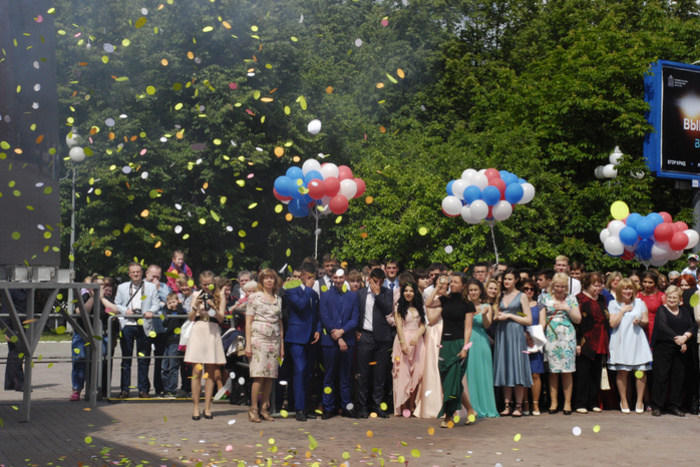 В Екатеринбурге назвали даты последних звонков и выпускных