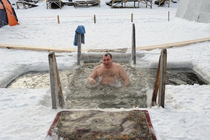 В Красноярском крае будут штрафовать за купание в проруби на Крещение