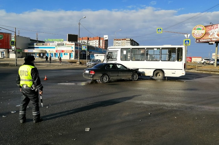 Серьёзно пострадала женщина: в Нижнем Тагиле произошло массовое ДТП с участием автобуса