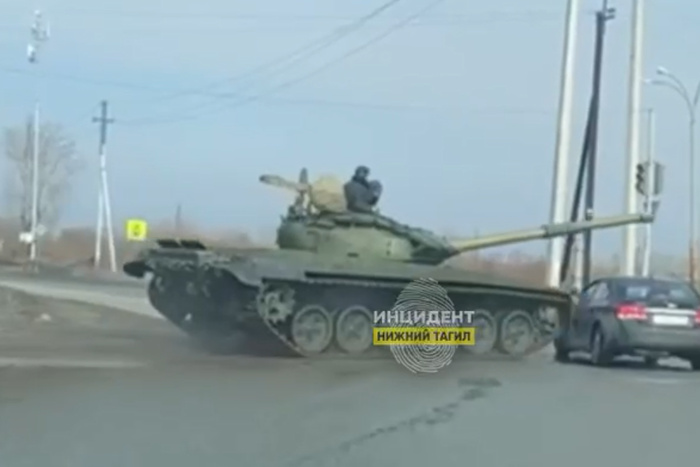 В Нижнем Тагиле танк врезался в легковушку — видео