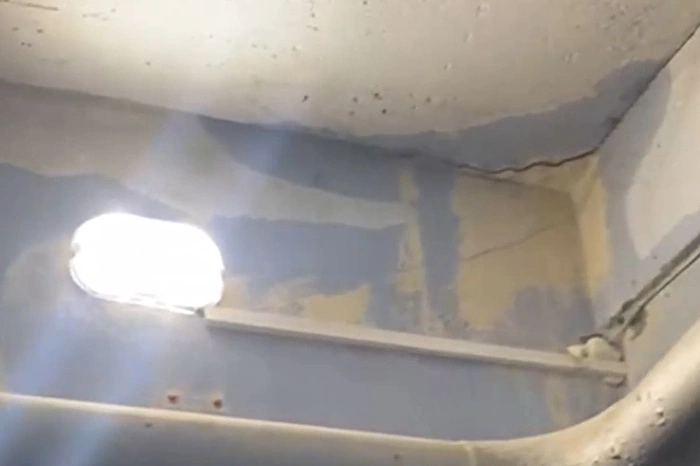 В квартиру екатеринбурженки стекла вся вода с крыши во время снегопада