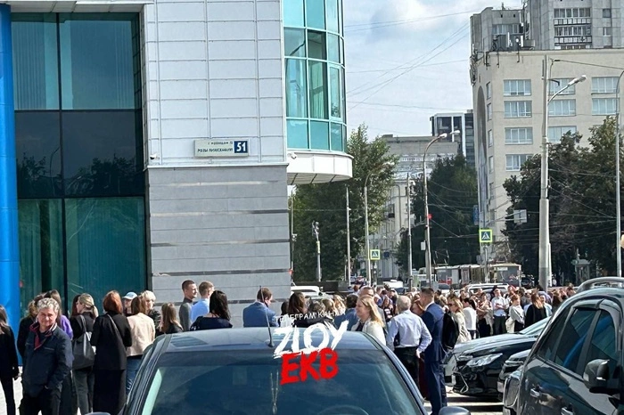 В центре Екатеринбурга из офисного здания эвакуировались 600 человек