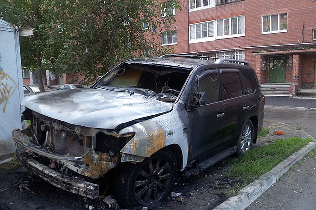 Автомобиль за 4 млн сгорел ночью в Екатеринбурге