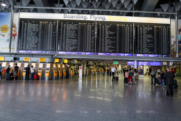 В европейских аэропортах для россиян ввели особый досмотр