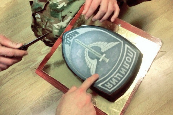 Бойцы СОБР попрощались с МВД, разрезав торт в виде эмблемы подразделения