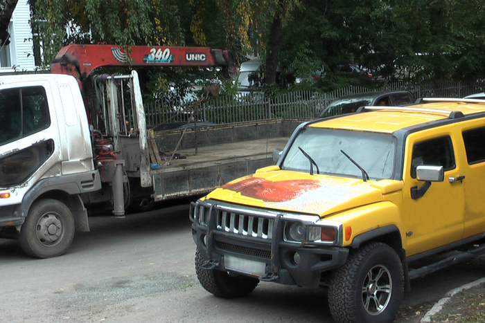 В Екатеринбурге новые владельцы перекрасили Hummer, чтобы спрятать от приставов