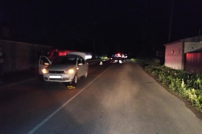 Лежащий на дороге мужчина погиб под колесами неопытного водителя в Серове