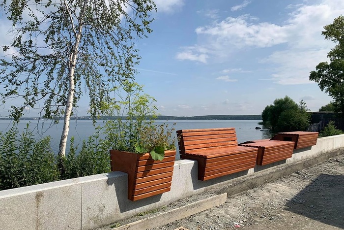 В Шарташском парке начали устанавливать самую длинную скамейку в России. Идея понравилась не всем
