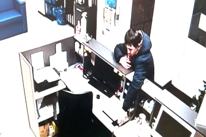 В Екатеринбурге молодой человек украл телефон из юридической фирмы