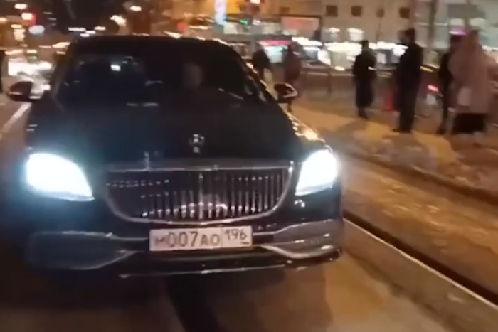 В центре Екатеринбурга автохам на «Майбахе» чуть не сбил пешеходов на трамвайной остановке