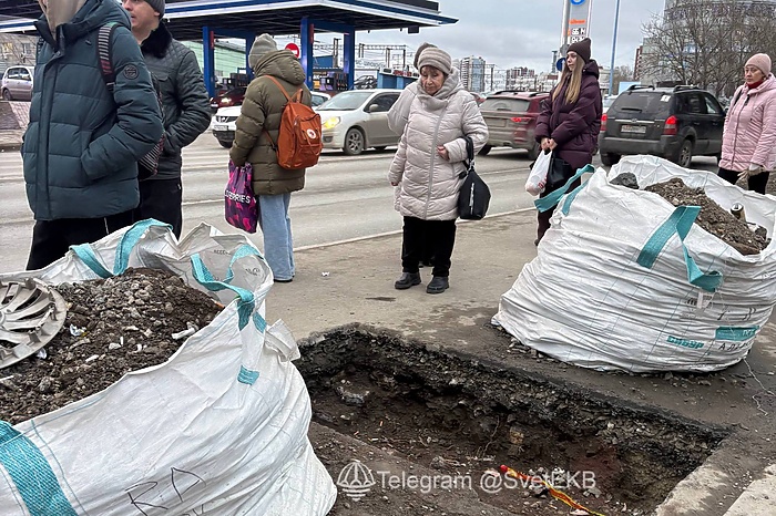 Екатеринбурженка сломала ногу на автобусной остановке из-за огромной ямы