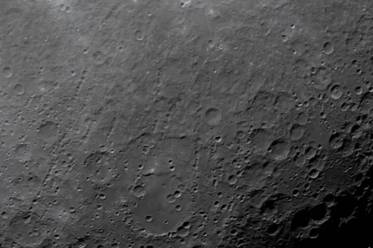 NASA выпустила обои для телефона со снимками обратной стороны Луны (ФОТО)