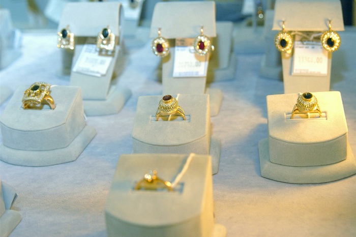 Посетитель ювелирного магазина погиб, пытаясь остановить грабителя