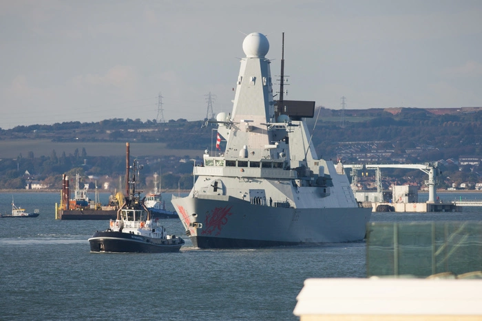 Британский миноносец за 1 млрд фунтов отправлен на ремонт после двух дней в море