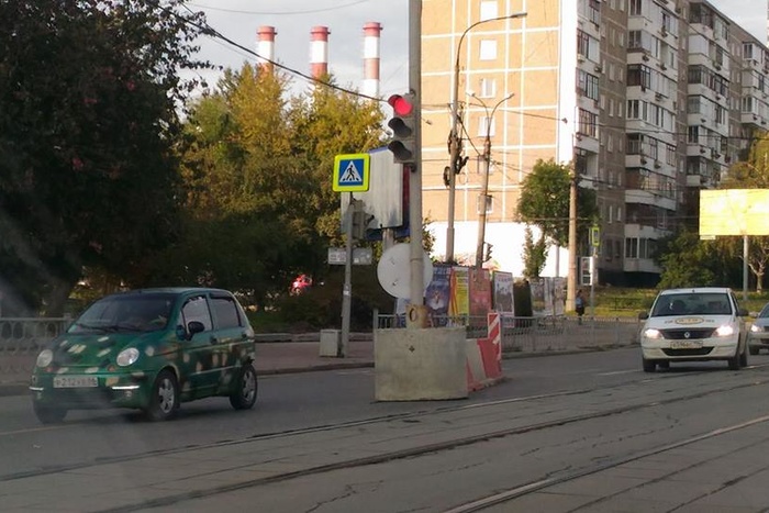 Екатеринбуржцев удивил светофор посреди проезжей части на улице Белореченской