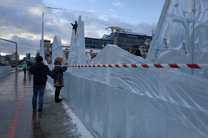 В Екатеринбурге рухнула стена ледового городка