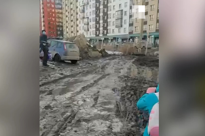 В Екатеринбурге люди самостоятельно засыпают щебнем лужи и грязь