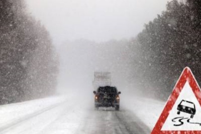 Уральскую трассу закрыли для движения из-за сильного снегопада