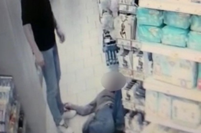Пытался украсть бутылку водки: в екатеринбургском магазине 21-летний охранник убил мужчину кулаком