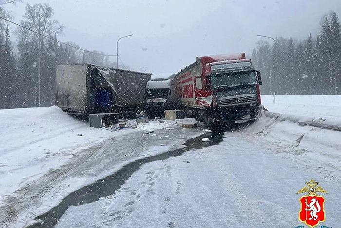 Грузовик маркетплейса, ехавший за границу, попал в ДТП на участке Ачит-Екатеринбург