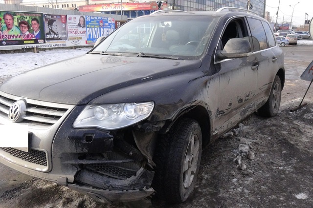 В центре Екатеринбурга автомобиль отбросило на пешеходов, стоявших на тротуаре