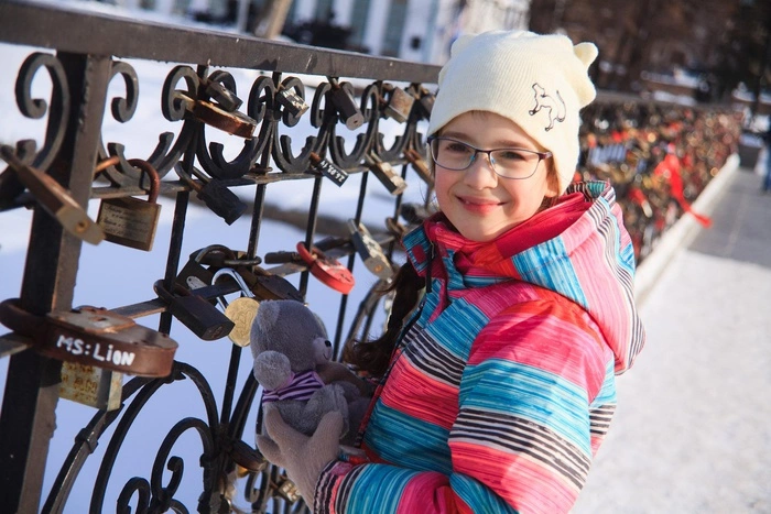 Плюшевый «екатеринбуржец» стал другом мальчику из Руанды