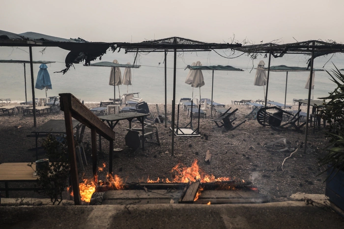 Около 2 тысяч российских туристов находятся в районе Греции, где горят леса