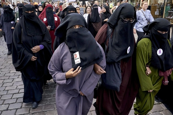 Британцы отказались считать сравнение мусульманок с почтовыми ящиками расизмом