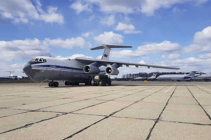 Россия создала авиационную группировку для помощи Сербии в борьбе с коронавирусом