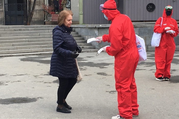 В Екатеринбурге бесплатно раздают многоразовые защитные маски