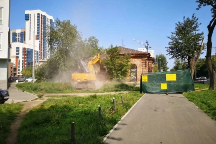 На ВИЗе разрушили старинный дом, который ранее в мэрии обещали оставить в покое