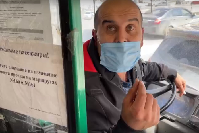 Под Екатеринбургом водитель автобуса высадил на трассе девочку-подростка из-за сбоя карты