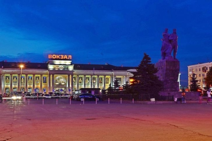 В Екатеринбурге по зданию вокзала пронесли связанного мужчину в трусах