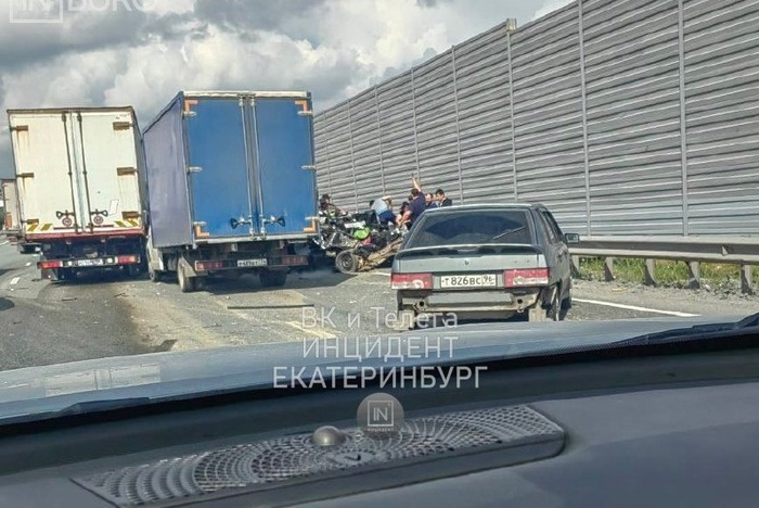 «Салон авто залит кровью»: на ЕКАД образовалась многокилометровая пробка из-за аварии