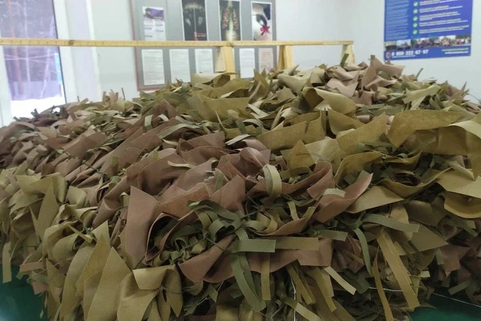 «На трех станках». Осужденные исправцентра в Старых Решетах изготавливают маскировочные сети