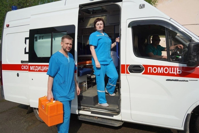 Свердловские врачи спасли малыша, который оказался заперт в 30-градусную жару в машине