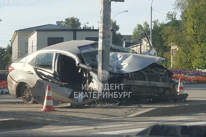 У спорткомплекса «Калининец» водитель легковушки влетел на скорости в столб — фото