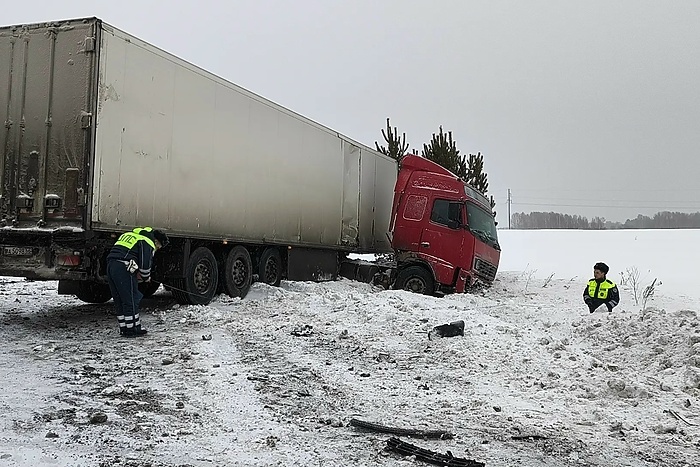 Пожилой пассажир Renault Logan погиб под Артемовским в ДТП с фурой