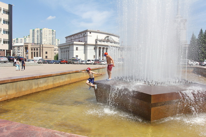 «Поющий фонтан» в центре Екатеринбурга разбирают на зиму