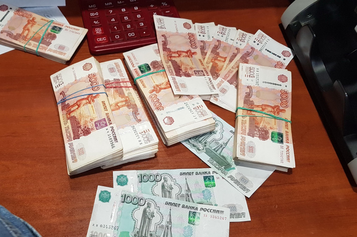 В Крыму в одном из ТРЦ прикрыли нелегальный пункт обмена валюты