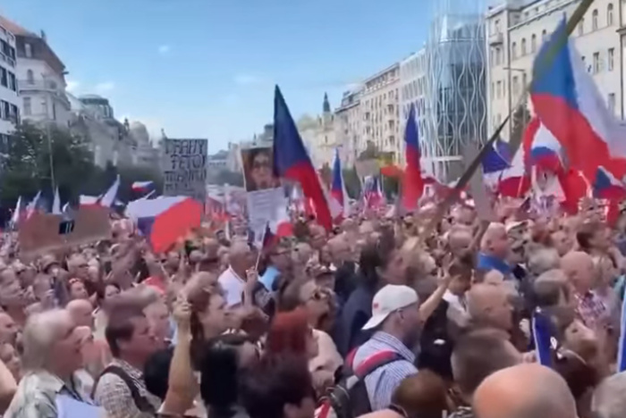 Не менее 70 тыс. человек вышли на улицы в Праге, требуя дешевый газ