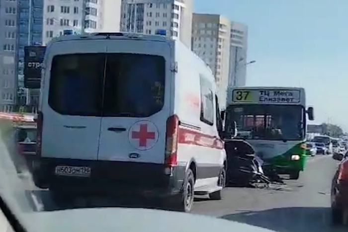 Во Втузгородке пассажирский автобус протаранил легковушку