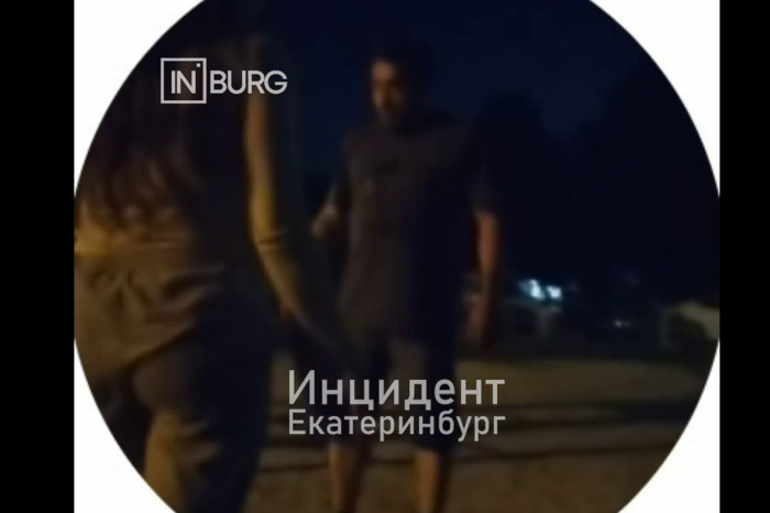 В Екатеринбурге мужчина во дворе дома накинулся на девушек