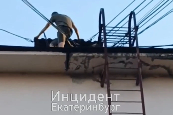 На Юго-Западе мужчина забрался на крышу 5-этажки и встал на краю