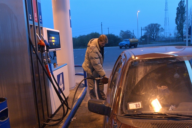 Автомобиль окатило бензином на заправке в Екатеринбурге