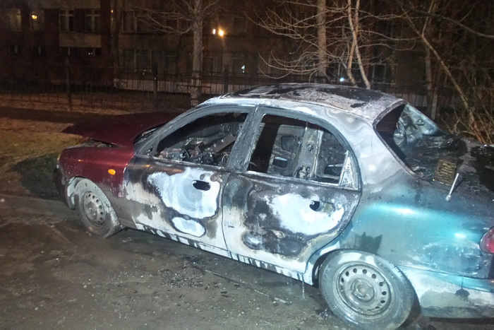 Автомобиль с московскими номерами ночью сгорел в Екатеринбурге