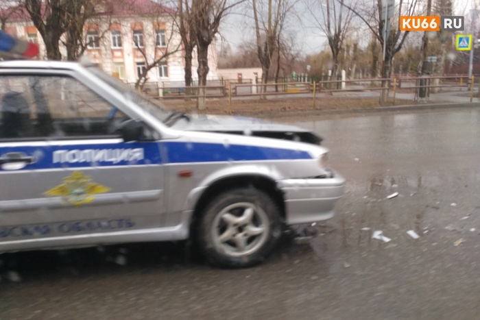 Патрульный автомобиль полиции столкнулся с ВАЗом в Каменске-Уральском