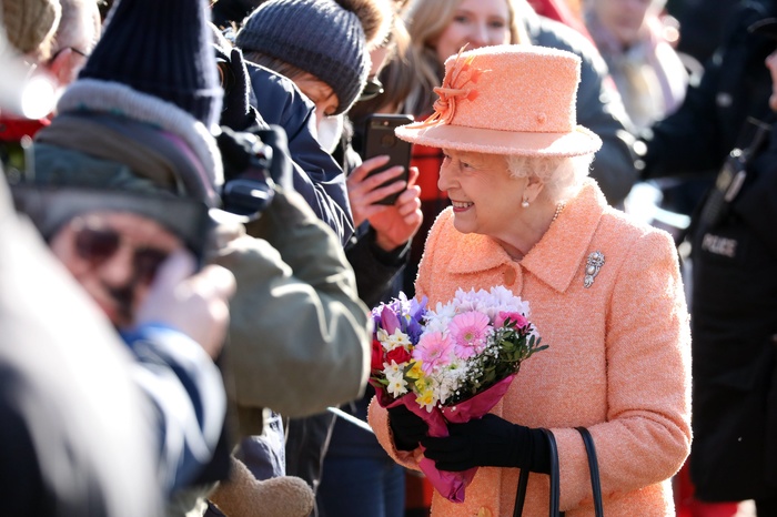 Королева Великобритании поддалась модным трендам